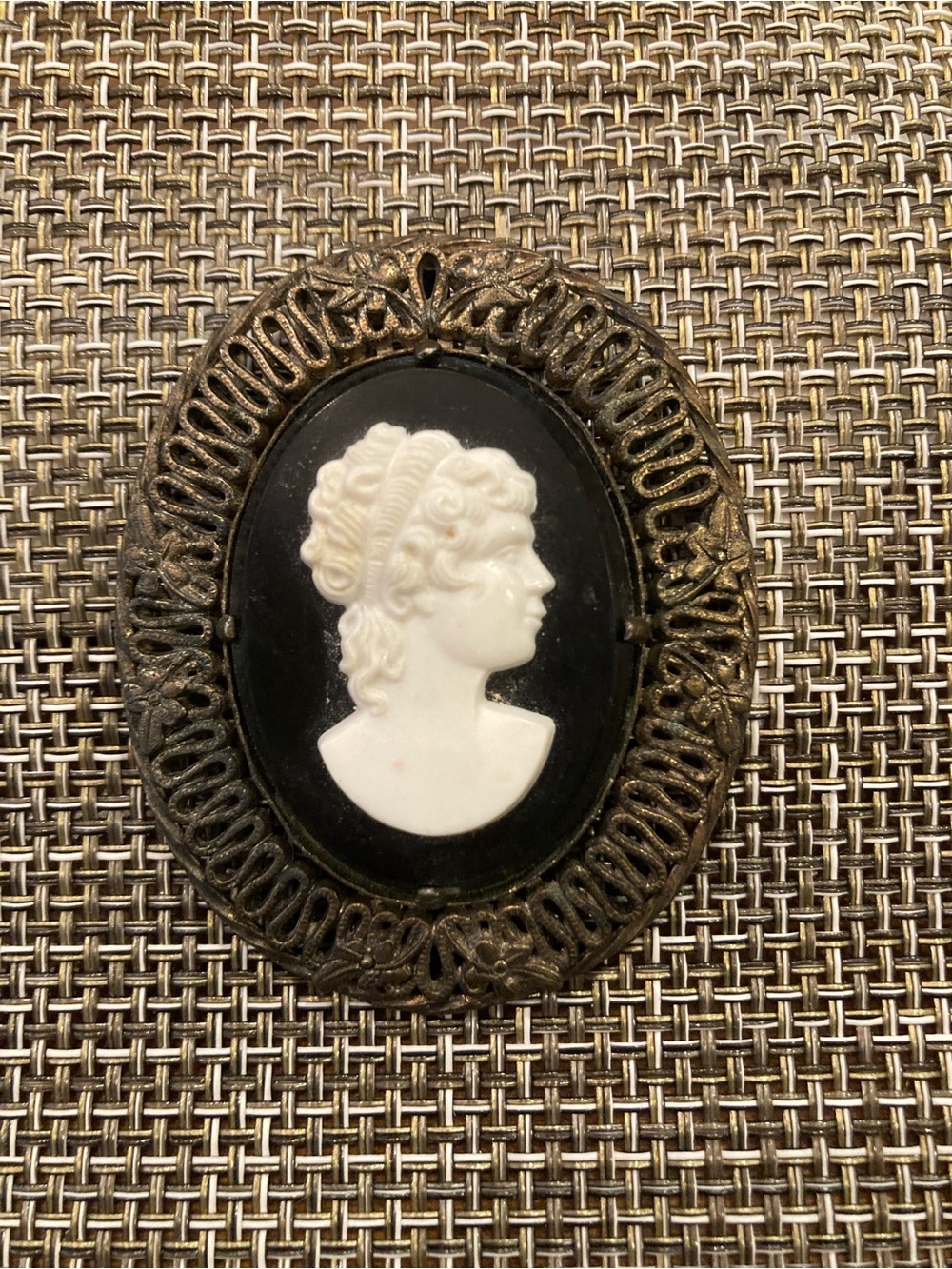Vintage black & White Cameo Pendant on filigree frame.